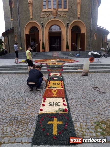 Zdjęcie w galerii na portalu naszraciborz.pl: Procesja na Nowych Zagrodach. Największa w Raciborzu [FOTO i WIDEO] wiadomości z regionu