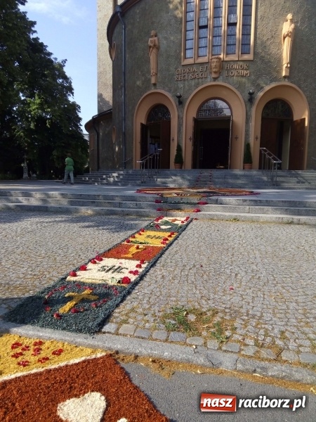 Zdjęcie w galerii na portalu naszraciborz.pl: Procesja na Nowych Zagrodach. Największa w Raciborzu [FOTO i WIDEO] wiadomości z regionu