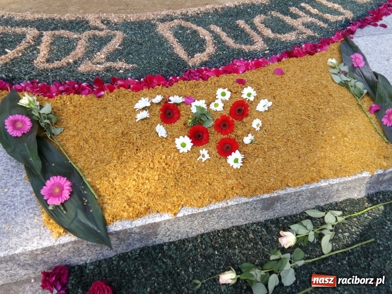 Zdjęcie w galerii na portalu naszraciborz.pl: Procesja na Nowych Zagrodach. Największa w Raciborzu [FOTO i WIDEO] wiadomości z regionu