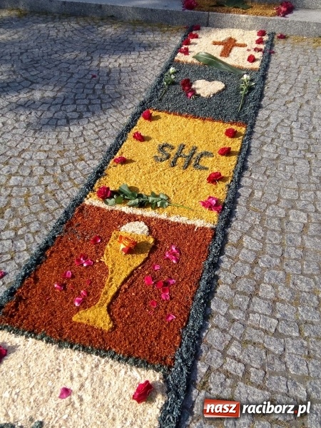 Zdjęcie w galerii na portalu naszraciborz.pl: Procesja na Nowych Zagrodach. Największa w Raciborzu [FOTO i WIDEO] wiadomości z regionu