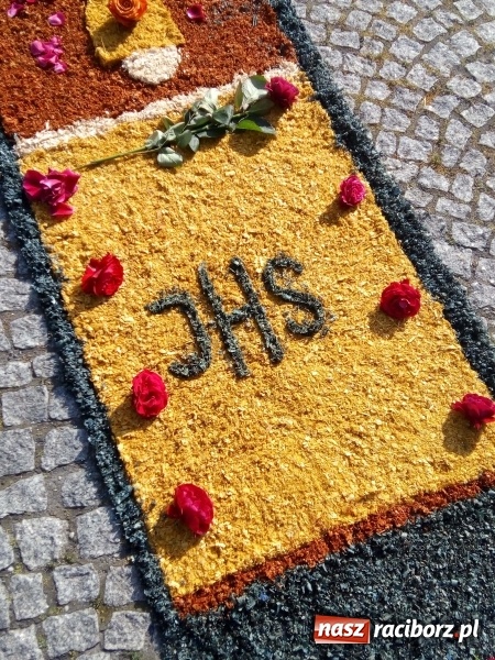 Zdjęcie w galerii na portalu naszraciborz.pl: Procesja na Nowych Zagrodach. Największa w Raciborzu [FOTO i WIDEO] wiadomości z regionu