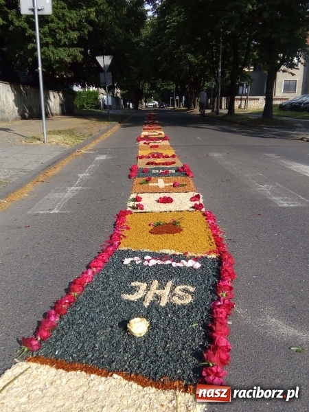 Zdjęcie w galerii na portalu naszraciborz.pl: Procesja na Nowych Zagrodach. Największa w Raciborzu [FOTO i WIDEO] wiadomości z regionu