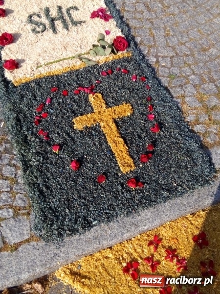 Zdjęcie w galerii na portalu naszraciborz.pl: Procesja na Nowych Zagrodach. Największa w Raciborzu [FOTO i WIDEO] wiadomości z regionu