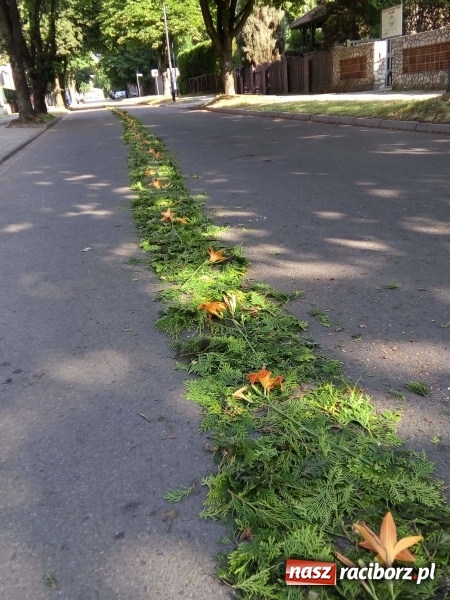 Zdjęcie w galerii na portalu naszraciborz.pl: Procesja na Nowych Zagrodach. Największa w Raciborzu [FOTO i WIDEO] wiadomości z regionu