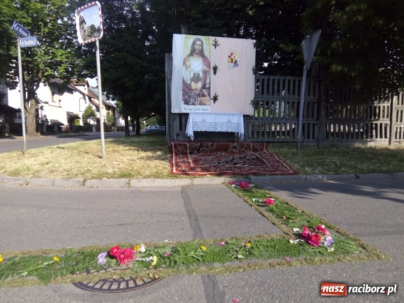 Zdjęcie w galerii na portalu naszraciborz.pl: Procesja na Nowych Zagrodach. Największa w Raciborzu [FOTO i WIDEO] wiadomości z regionu