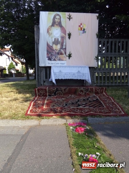 Zdjęcie w galerii na portalu naszraciborz.pl: Procesja na Nowych Zagrodach. Największa w Raciborzu [FOTO i WIDEO] wiadomości z regionu