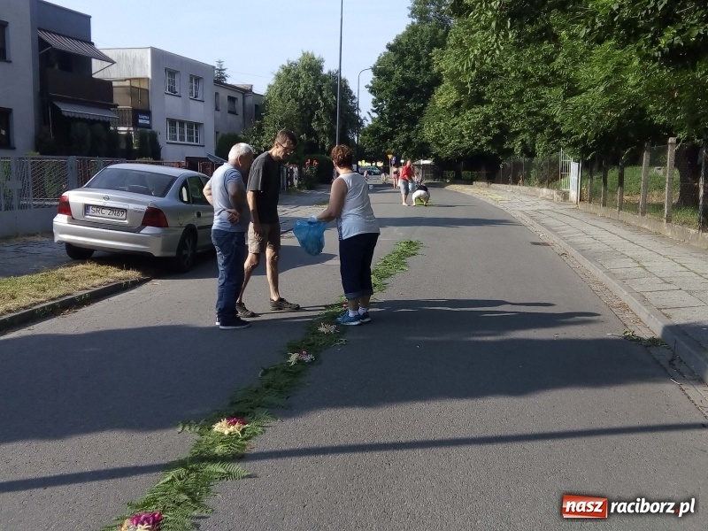 Zdjęcie w galerii na portalu naszraciborz.pl: Procesja na Nowych Zagrodach. Największa w Raciborzu [FOTO i WIDEO] wiadomości z regionu