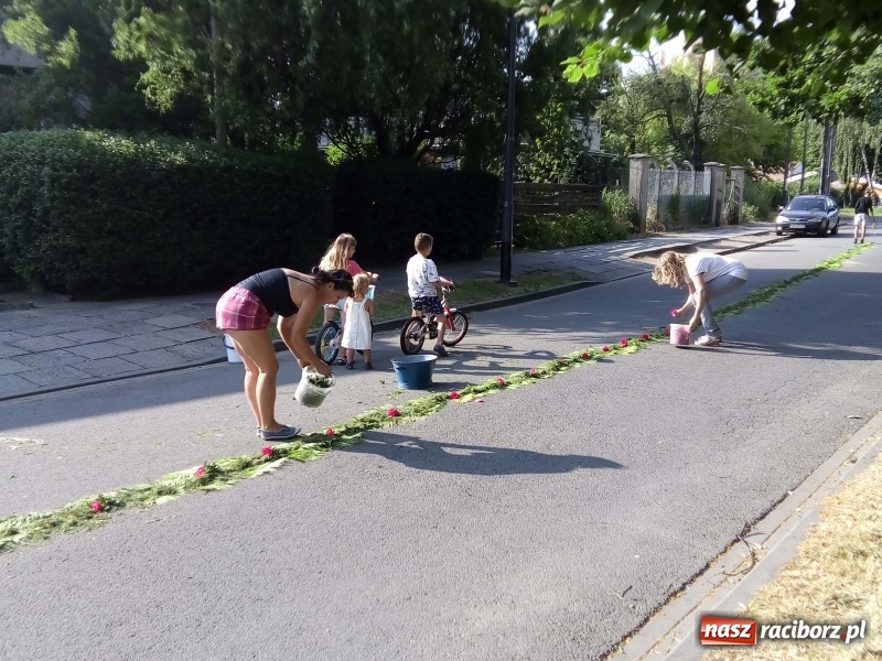 Zdjęcie w galerii na portalu naszraciborz.pl: Procesja na Nowych Zagrodach. Największa w Raciborzu [FOTO i WIDEO] wiadomości z regionu