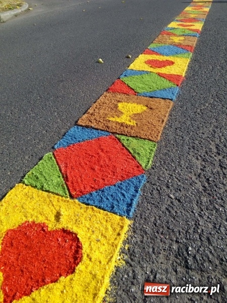 Zdjęcie w galerii na portalu naszraciborz.pl: Procesja na Nowych Zagrodach. Największa w Raciborzu [FOTO i WIDEO] wiadomości z regionu
