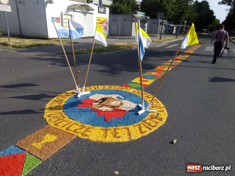 Zdjęcie w galerii na portalu naszraciborz.pl: Procesja na Nowych Zagrodach. Największa w Raciborzu [FOTO i WIDEO] wiadomości z regionu