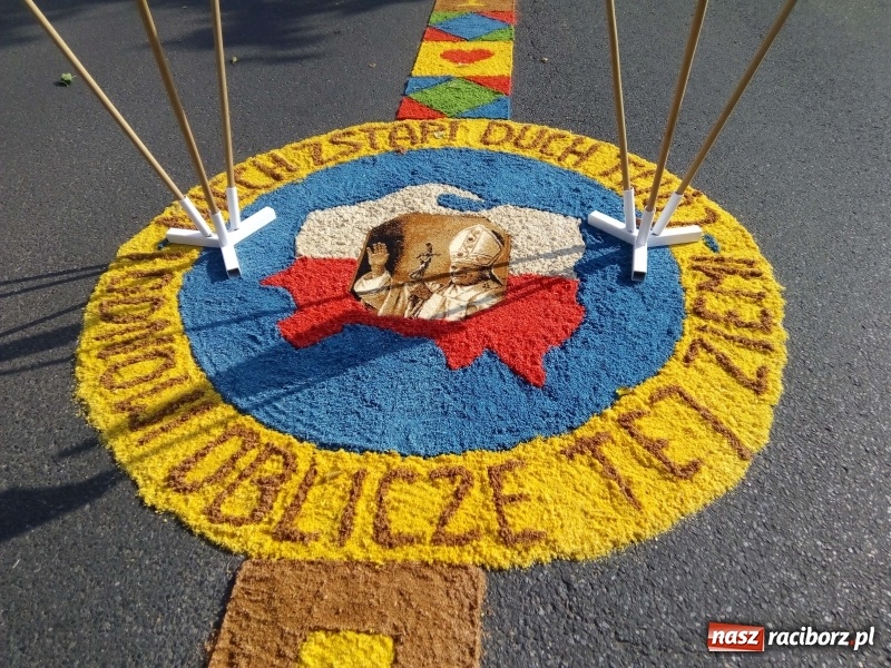 Zdjęcie w galerii na portalu naszraciborz.pl: Procesja na Nowych Zagrodach. Największa w Raciborzu [FOTO i WIDEO] wiadomości z regionu