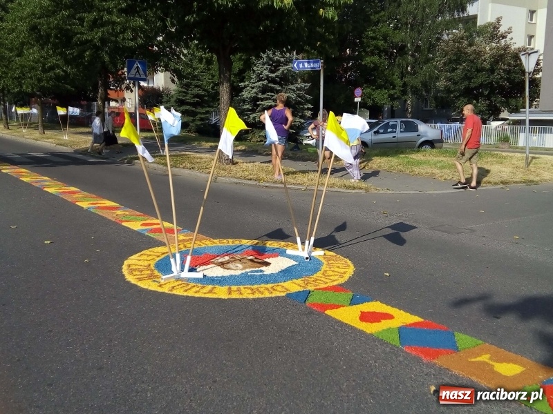 Zdjęcie w galerii na portalu naszraciborz.pl: Procesja na Nowych Zagrodach. Największa w Raciborzu [FOTO i WIDEO] wiadomości z regionu