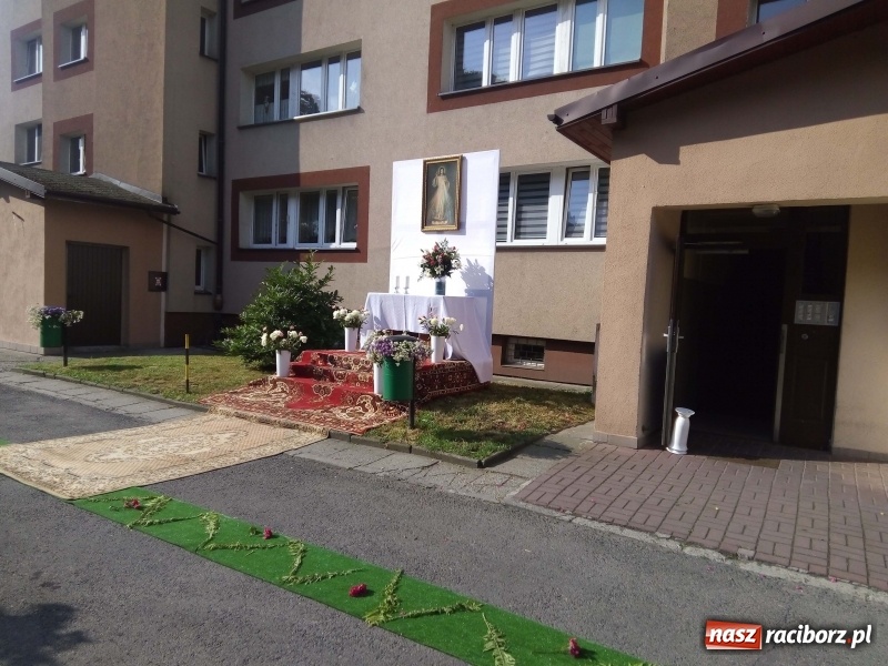 Zdjęcie w galerii na portalu naszraciborz.pl: Procesja na Nowych Zagrodach. Największa w Raciborzu [FOTO i WIDEO] wiadomości z regionu