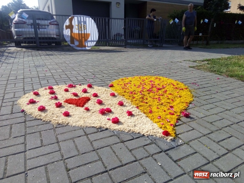 Zdjęcie w galerii na portalu naszraciborz.pl: Procesja na Nowych Zagrodach. Największa w Raciborzu [FOTO i WIDEO] wiadomości z regionu