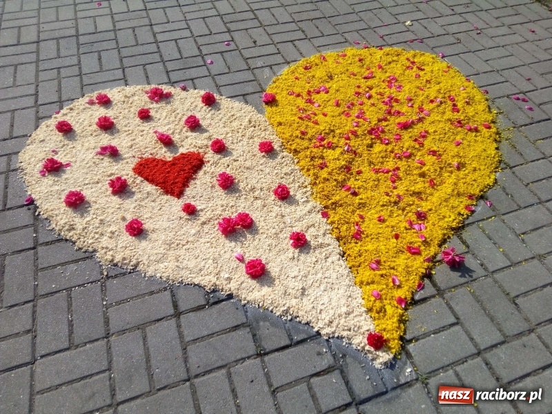 Zdjęcie w galerii na portalu naszraciborz.pl: Procesja na Nowych Zagrodach. Największa w Raciborzu [FOTO i WIDEO] wiadomości z regionu