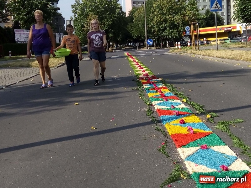Zdjęcie w galerii na portalu naszraciborz.pl: Procesja na Nowych Zagrodach. Największa w Raciborzu [FOTO i WIDEO] wiadomości z regionu