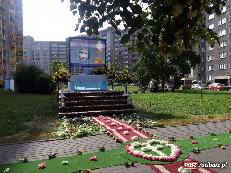 Zdjęcie w galerii na portalu naszraciborz.pl: Procesja na Nowych Zagrodach. Największa w Raciborzu [FOTO i WIDEO] wiadomości z regionu