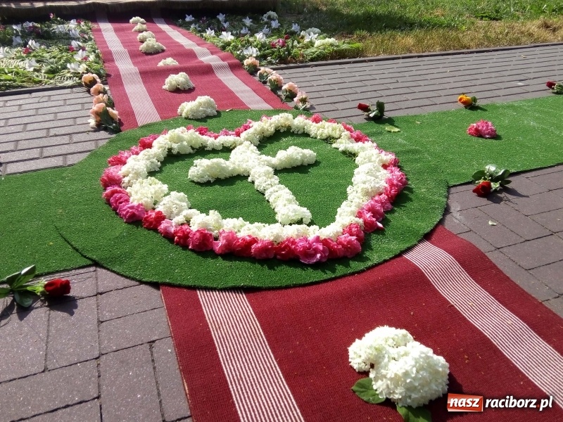 Zdjęcie w galerii na portalu naszraciborz.pl: Procesja na Nowych Zagrodach. Największa w Raciborzu [FOTO i WIDEO] wiadomości z regionu