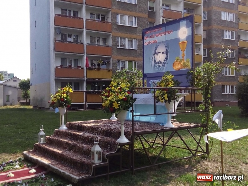 Zdjęcie w galerii na portalu naszraciborz.pl: Procesja na Nowych Zagrodach. Największa w Raciborzu [FOTO i WIDEO] wiadomości z regionu