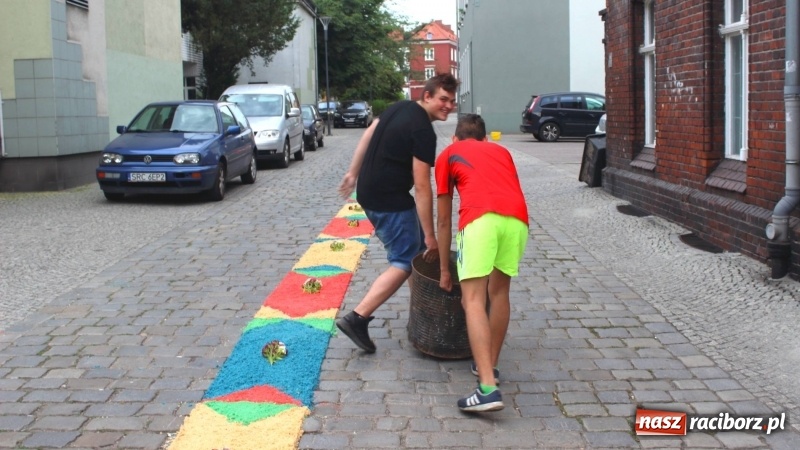 Zdjęcie w galerii na portalu naszraciborz.pl: Cisi bohaterowie z parafii miejskiej  wiadomości z regionu