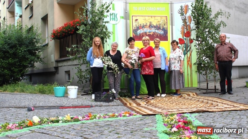 Zdjęcie w galerii na portalu naszraciborz.pl: Cisi bohaterowie z parafii miejskiej  wiadomości z regionu