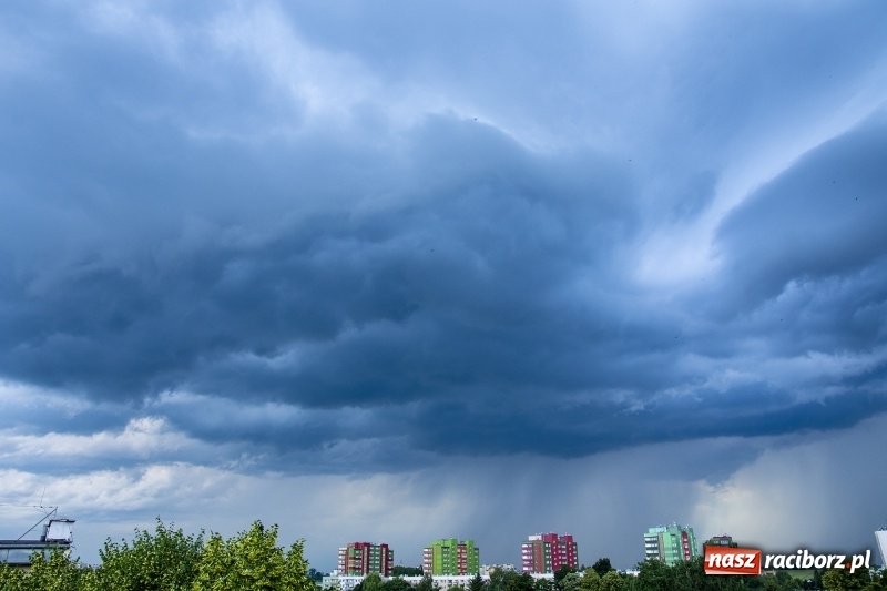 Zdjęcie w galerii na portalu naszraciborz.pl: Niecodzienne widoki. Burza nad Raciborzem  wiadomości z regionu