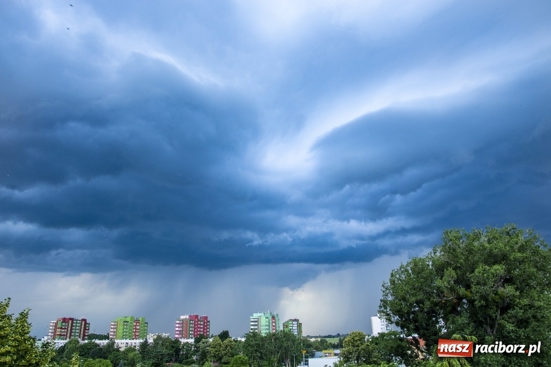 Zdjęcie w galerii na portalu naszraciborz.pl: Niecodzienne widoki. Burza nad Raciborzem  wiadomości z regionu