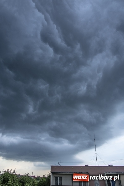 Zdjęcie w galerii na portalu naszraciborz.pl: Niecodzienne widoki. Burza nad Raciborzem  wiadomości z regionu