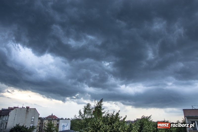 Zdjęcie w galerii na portalu naszraciborz.pl: Niecodzienne widoki. Burza nad Raciborzem  wiadomości z regionu