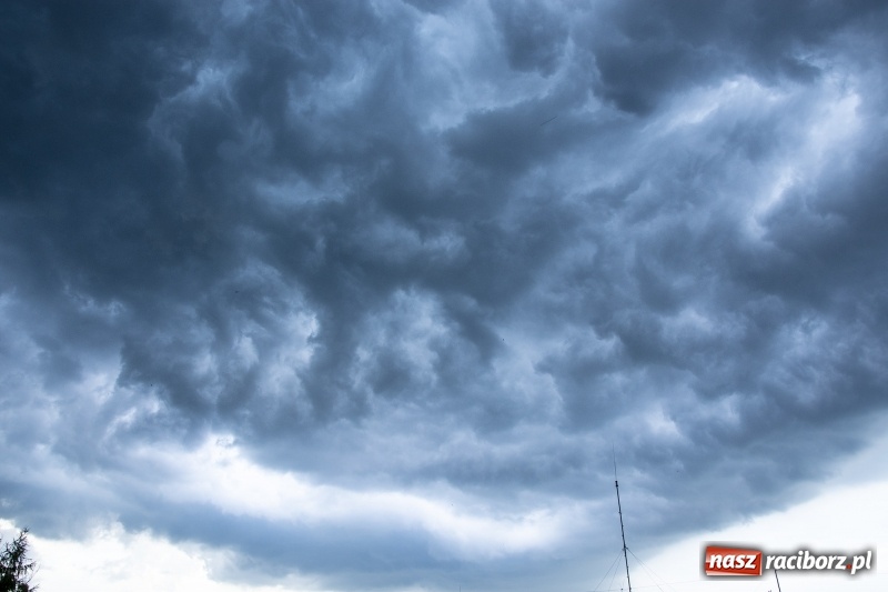 Zdjęcie w galerii na portalu naszraciborz.pl: Niecodzienne widoki. Burza nad Raciborzem  wiadomości z regionu