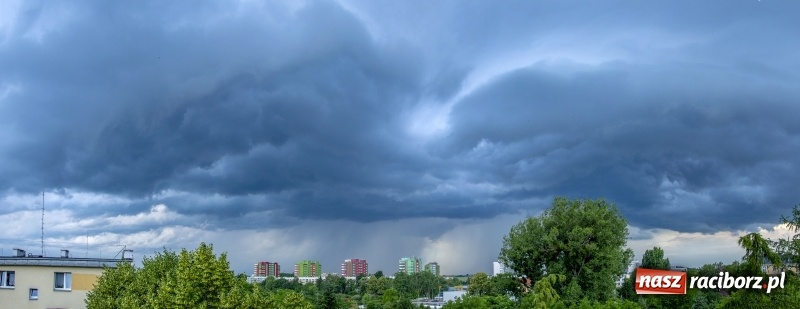 Zdjęcie w galerii na portalu naszraciborz.pl: Niecodzienne widoki. Burza nad Raciborzem  wiadomości z regionu