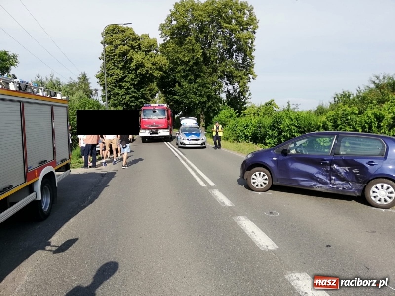 Zdjęcie w galerii na portalu naszraciborz.pl: Zderzenie skody i volkswagena zablokowało DW 916  wiadomości z regionu