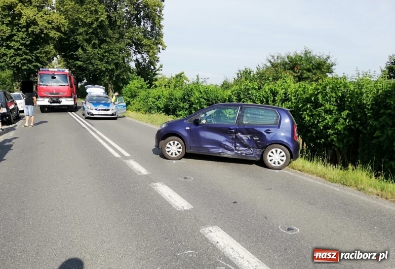 Zdjęcie w galerii na portalu naszraciborz.pl: Zderzenie skody i volkswagena zablokowało DW 916  wiadomości z regionu