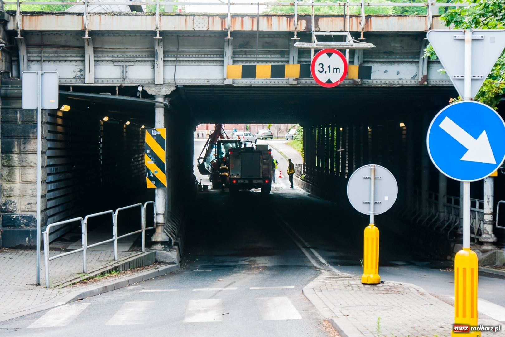 Zdjęcie w galerii na portalu naszraciborz.pl: Koparko-ładowarka utknęła pod wiaduktem [FOTO] wiadomości z regionu