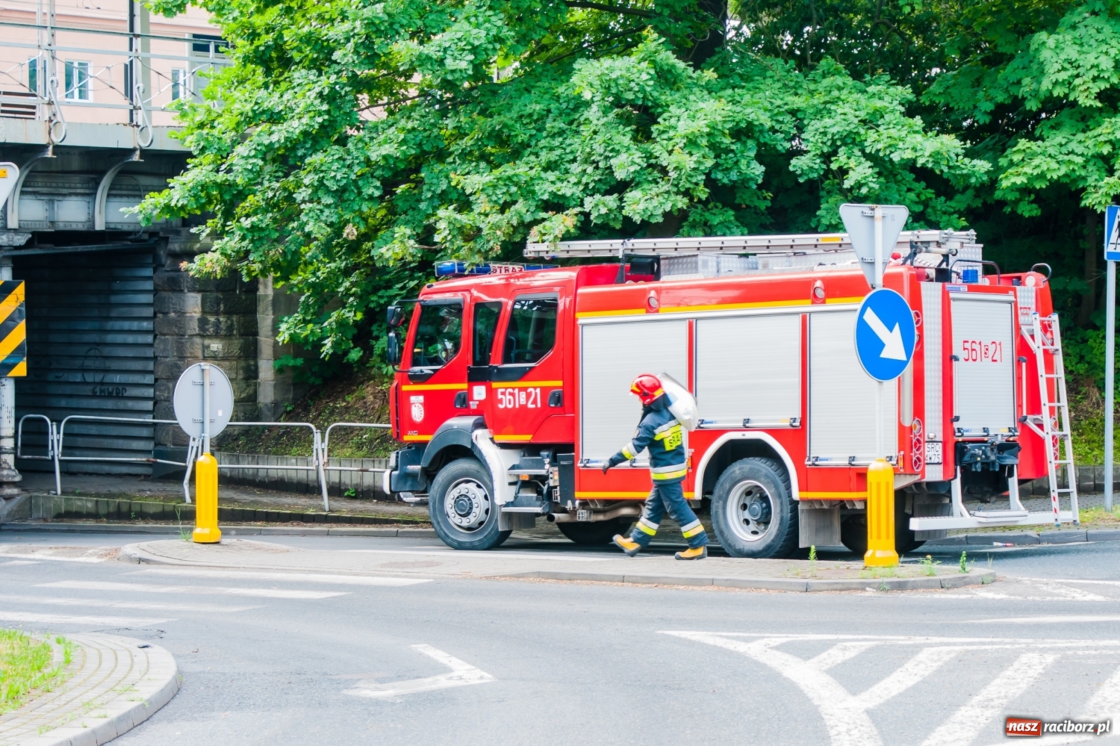 Zdjęcie w galerii na portalu naszraciborz.pl: Koparko-ładowarka utknęła pod wiaduktem [FOTO] wiadomości z regionu