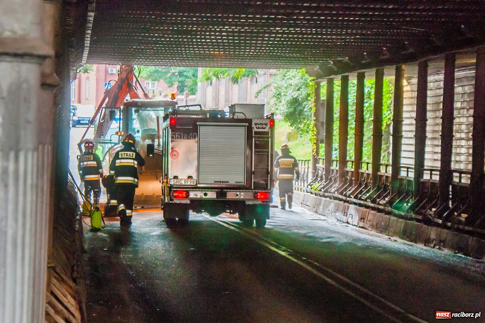 Zdjęcie w galerii na portalu naszraciborz.pl: Koparko-ładowarka utknęła pod wiaduktem [FOTO] wiadomości z regionu