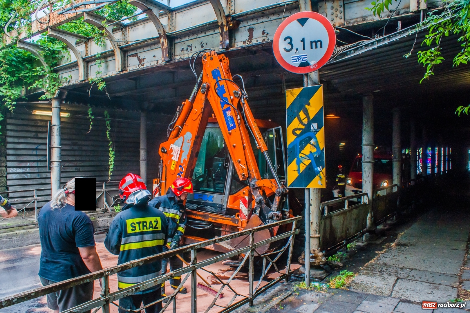 Zdjęcie w galerii na portalu naszraciborz.pl: Koparko-ładowarka utknęła pod wiaduktem [FOTO] wiadomości z regionu