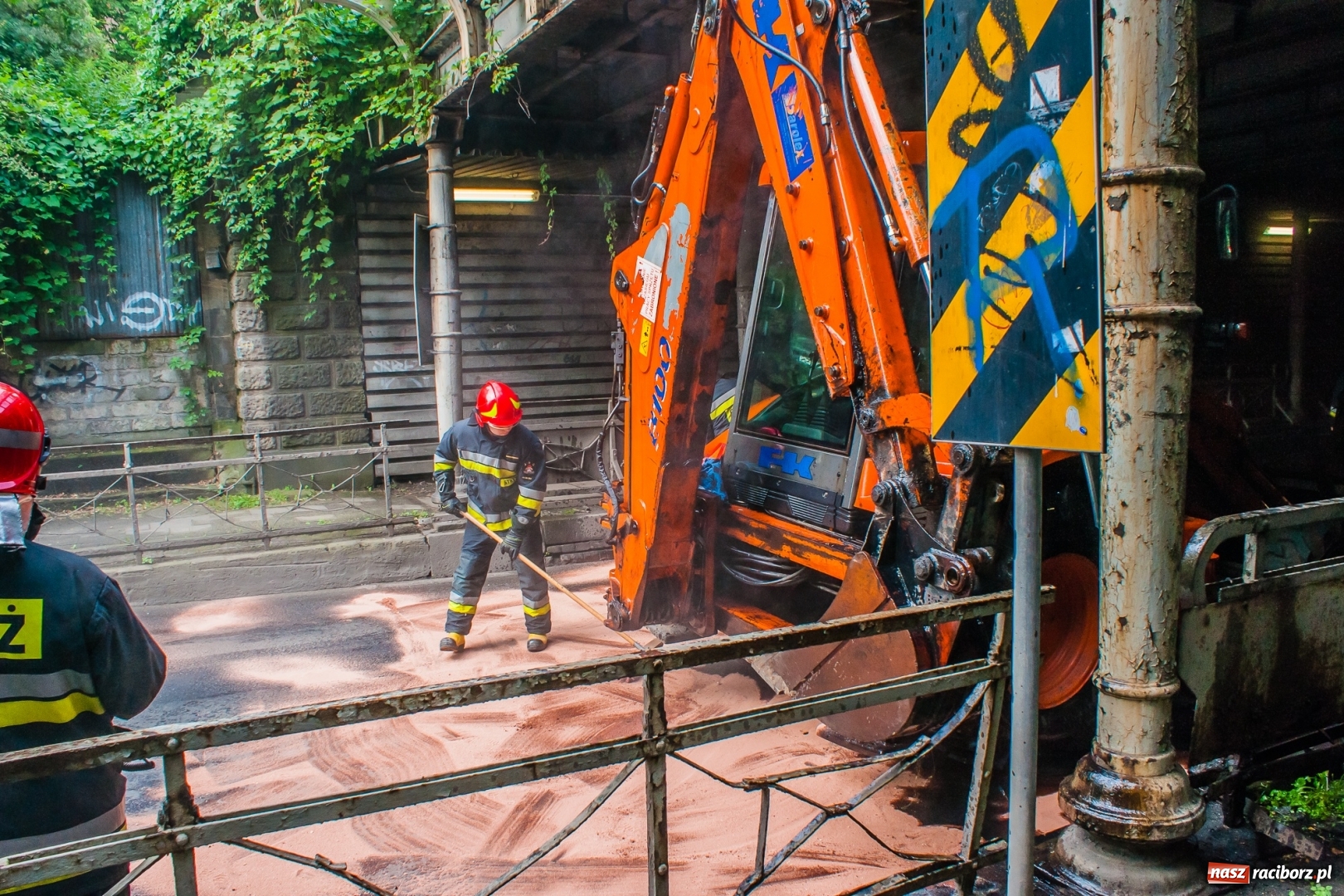 Zdjęcie w galerii na portalu naszraciborz.pl: Koparko-ładowarka utknęła pod wiaduktem [FOTO] wiadomości z regionu