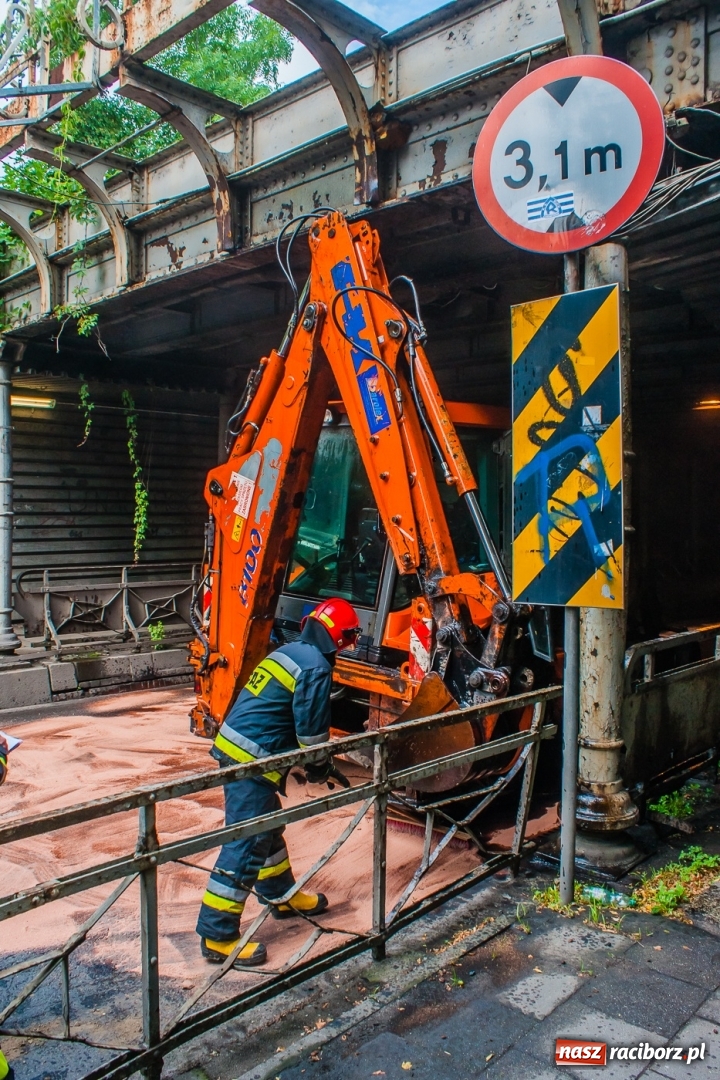 Zdjęcie w galerii na portalu naszraciborz.pl: Koparko-ładowarka utknęła pod wiaduktem [FOTO] wiadomości z regionu