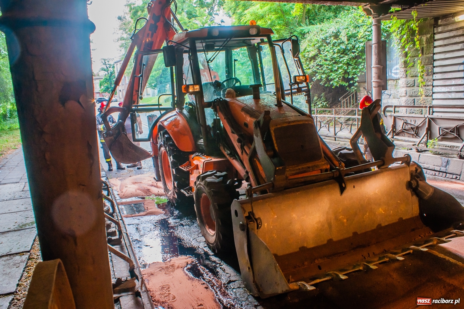Zdjęcie w galerii na portalu naszraciborz.pl: Koparko-ładowarka utknęła pod wiaduktem [FOTO] wiadomości z regionu