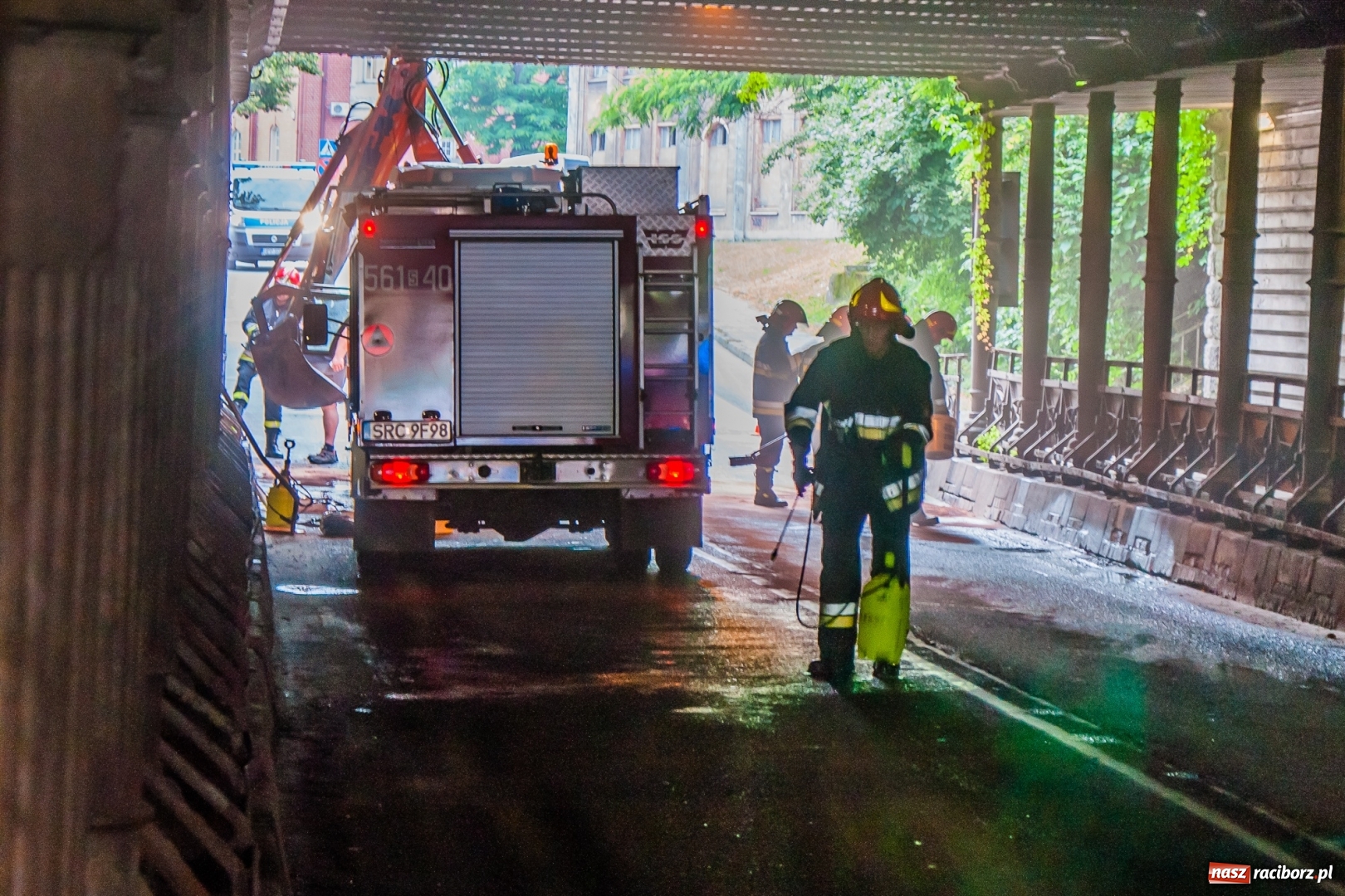 Zdjęcie w galerii na portalu naszraciborz.pl: Koparko-ładowarka utknęła pod wiaduktem [FOTO] wiadomości z regionu