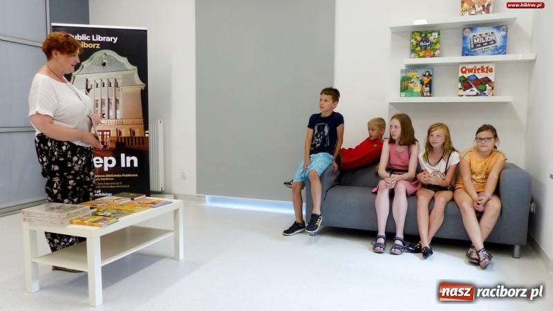 Zdjęcie w galerii na portalu naszraciborz.pl: Książka na metry. Mistrzyni odmierzyła 61 cm  wiadomości z regionu