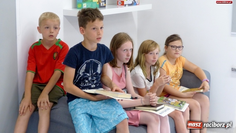 Zdjęcie w galerii na portalu naszraciborz.pl: Książka na metry. Mistrzyni odmierzyła 61 cm  wiadomości z regionu