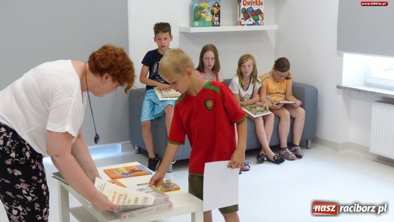 Zdjęcie w galerii na portalu naszraciborz.pl: Książka na metry. Mistrzyni odmierzyła 61 cm  wiadomości z regionu