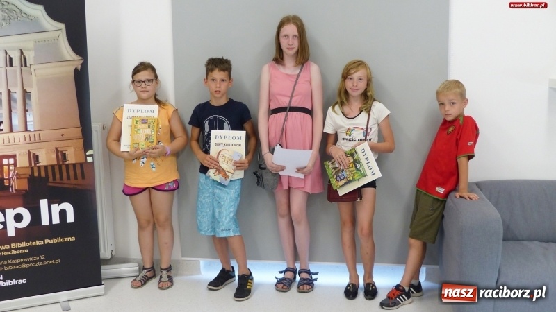 Zdjęcie w galerii na portalu naszraciborz.pl: Książka na metry. Mistrzyni odmierzyła 61 cm  wiadomości z regionu