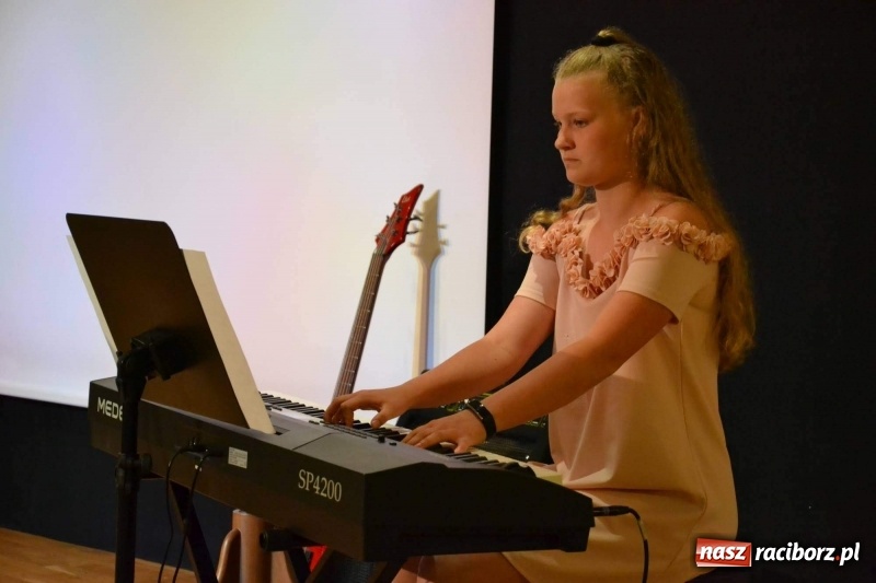 Zdjęcie w galerii na portalu naszraciborz.pl: Muzyczne zakończenie roku szkolnego na Zamku Piastowskim wiadomości z regionu