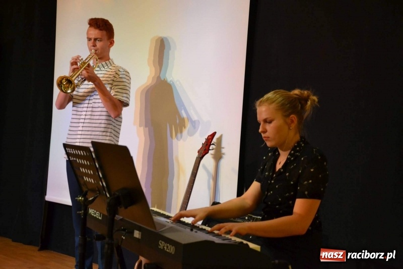 Zdjęcie w galerii na portalu naszraciborz.pl: Muzyczne zakończenie roku szkolnego na Zamku Piastowskim wiadomości z regionu