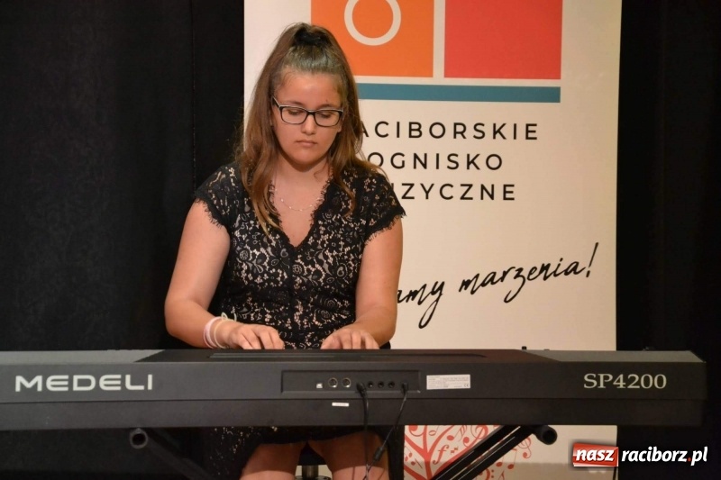 Zdjęcie w galerii na portalu naszraciborz.pl: Muzyczne zakończenie roku szkolnego na Zamku Piastowskim wiadomości z regionu