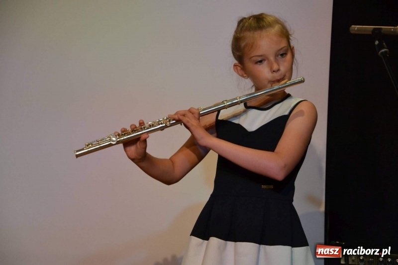 Zdjęcie w galerii na portalu naszraciborz.pl: Muzyczne zakończenie roku szkolnego na Zamku Piastowskim wiadomości z regionu