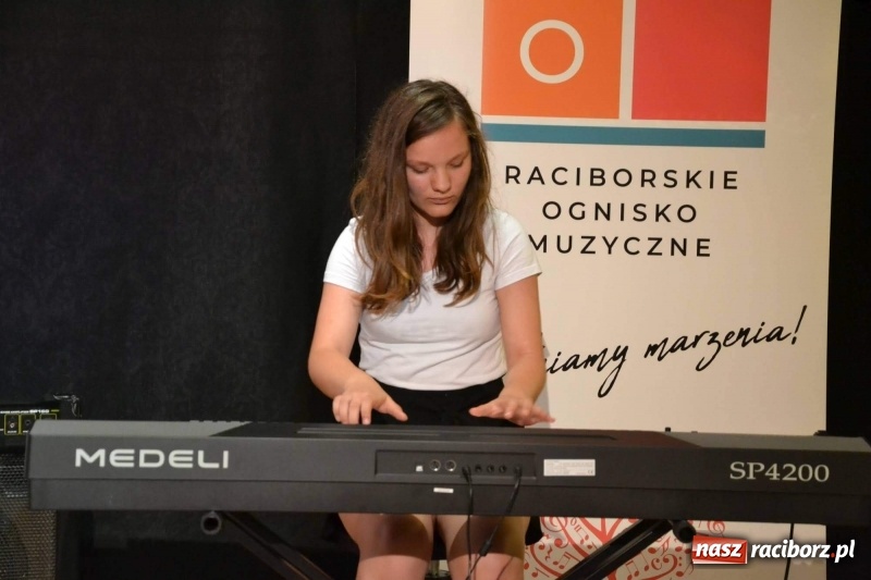 Zdjęcie w galerii na portalu naszraciborz.pl: Muzyczne zakończenie roku szkolnego na Zamku Piastowskim wiadomości z regionu